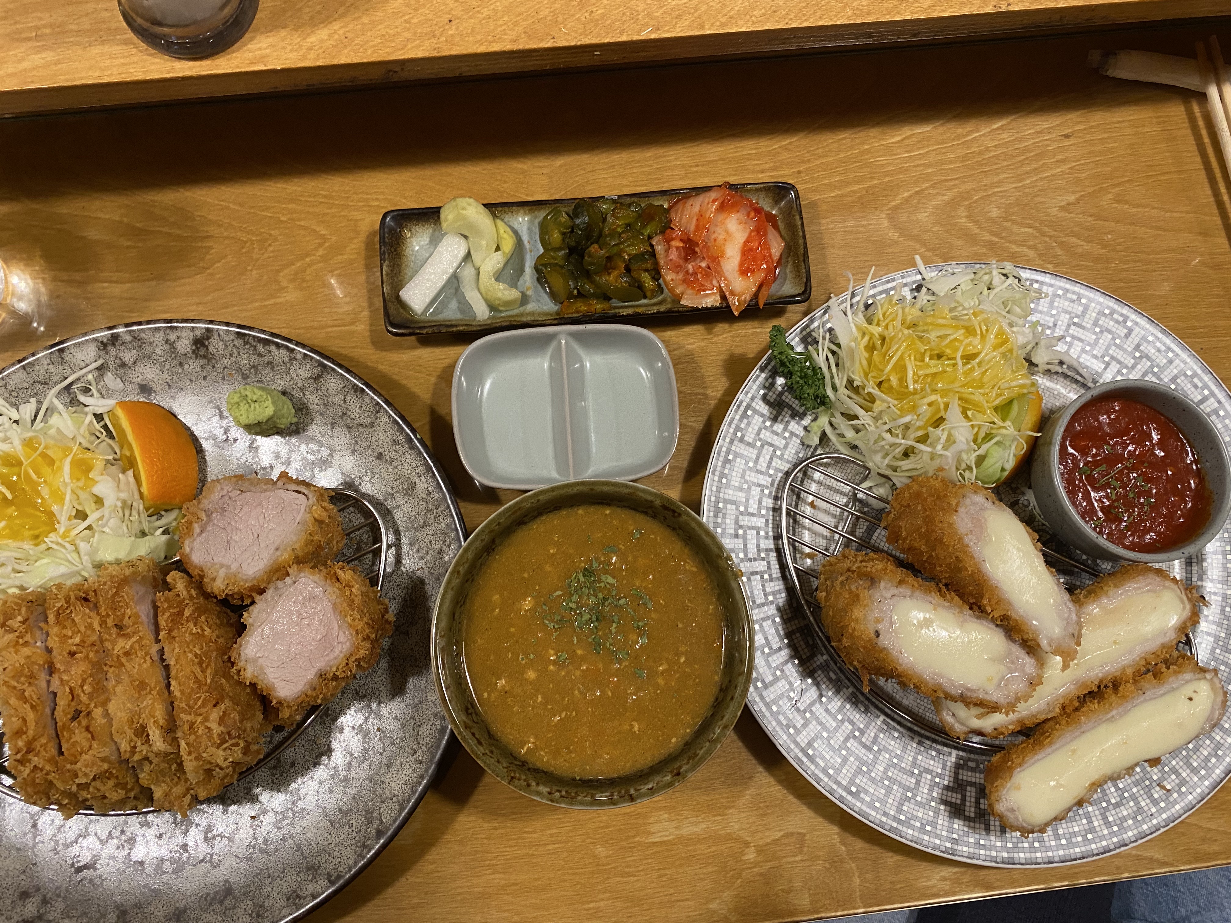정동-모듬카츠-치즈카츠-카레-밑반찬-샐러드