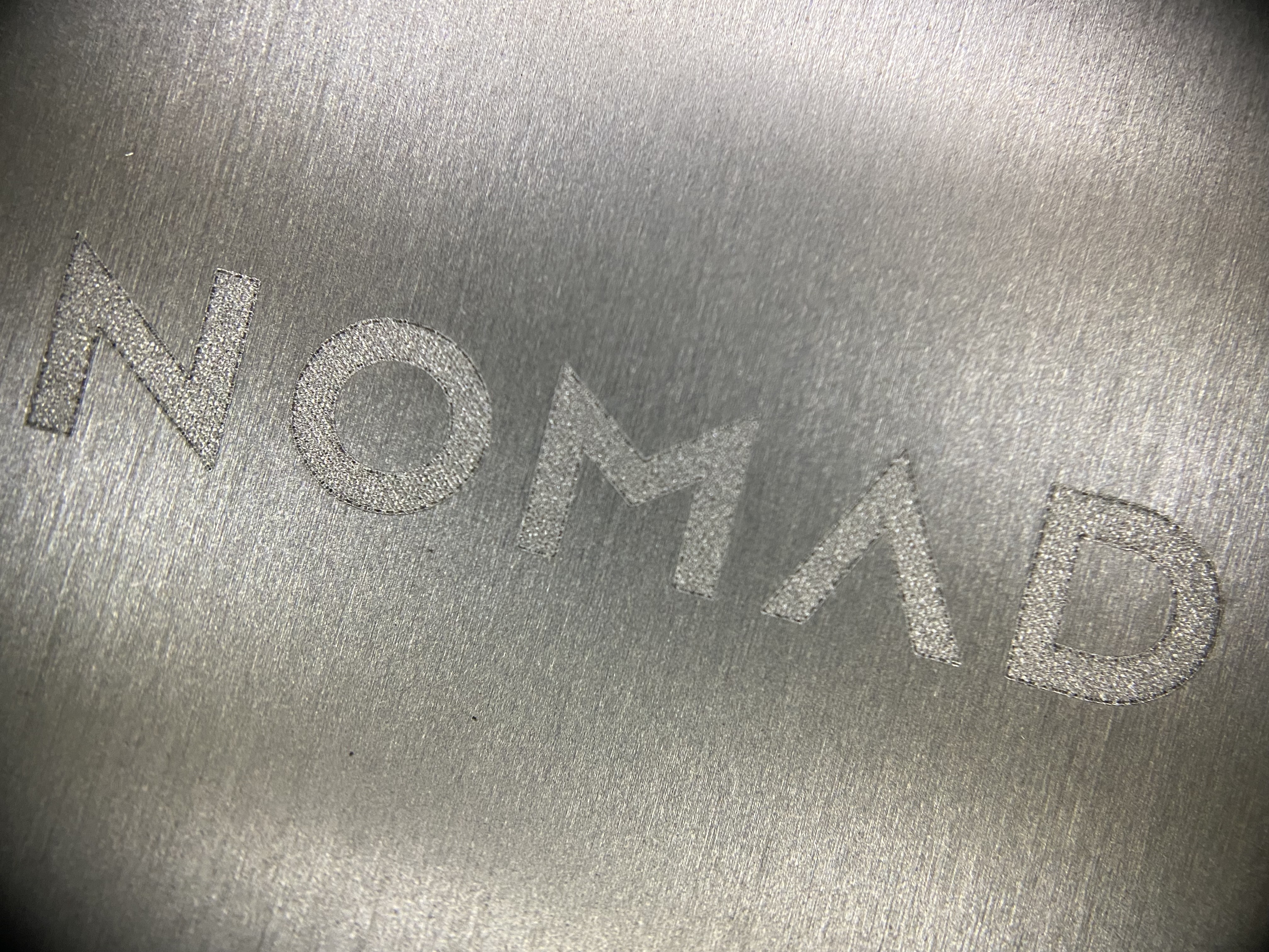 노마드 티타늄 밴드 v2 음각 브랜드 로고