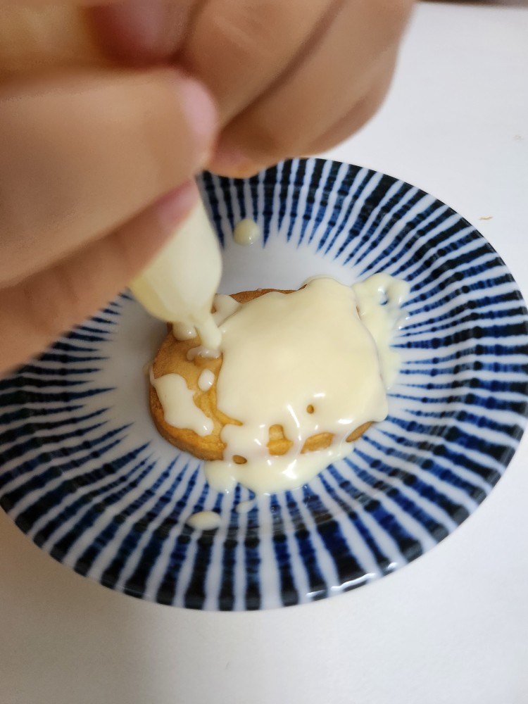 초코펜으로 쿠키를 꾸미는 아이들