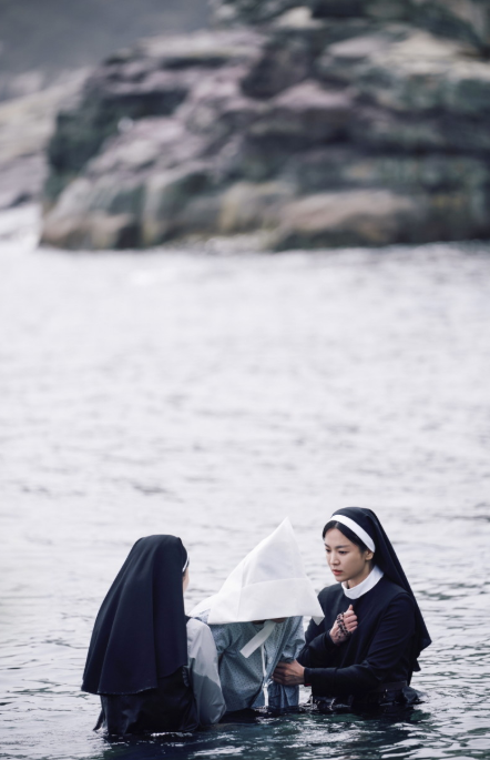 희준을 바다에 데려들어가 기도하며 퇴마하는 유니아 수녀와 미카엘라 수녀