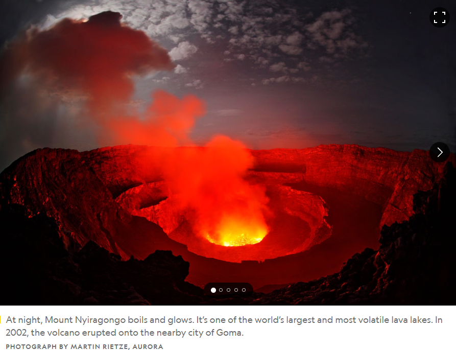 니이라공고 화산 정산의 모습을 담은 사진