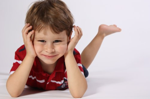 턱괴는 남자아이 (출처 pixabay)