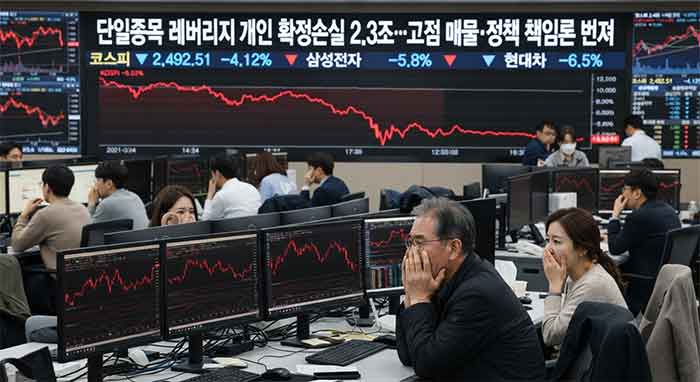 주식 하락과 대책 마련을 요구하는 전광판 앞의 증권사 직원들.