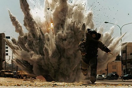 영화 허트 로커의 포스터와 영화의 한 장면. 폭발이 일어나고 주인공이 도망치고 있는 모습.