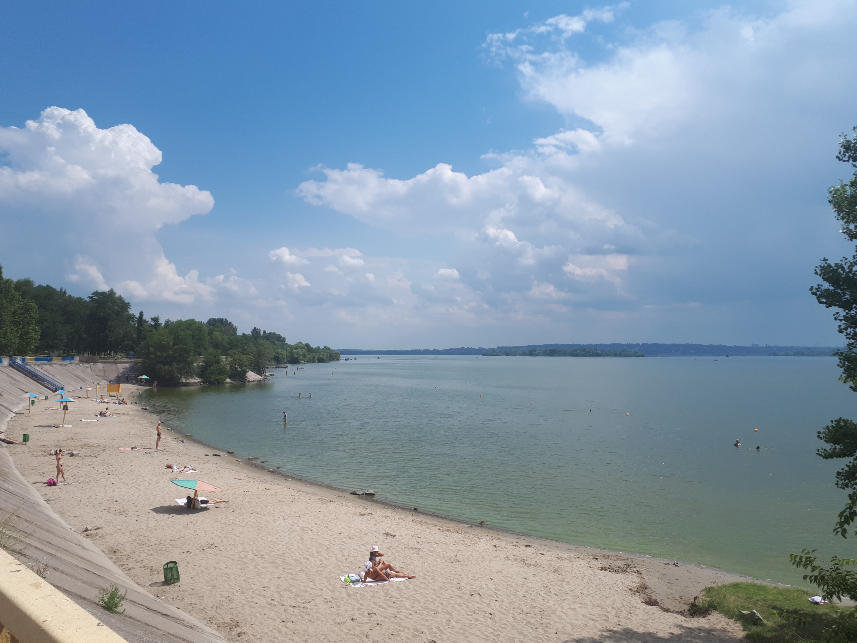 우크라이나 자포리자 드니프로 수력 발전소 끝 강에서 수영하는 사람들