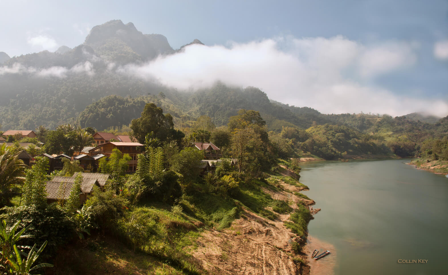라오스에 있는 멋진 강과 산과 주거 건물들