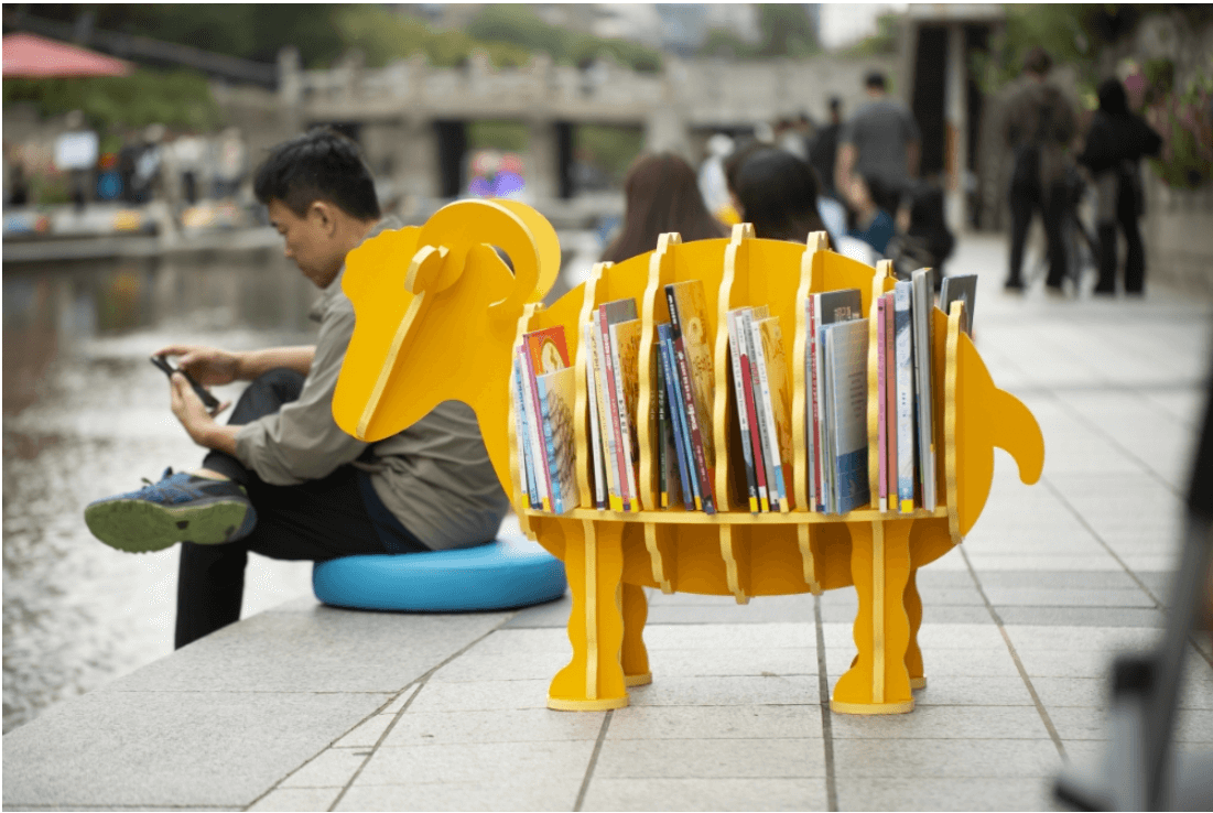 책읽는 맑은 냇가 배경