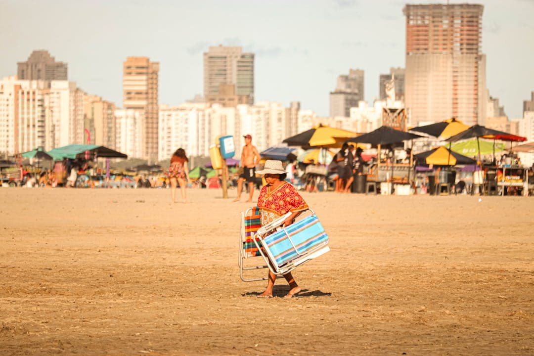 온누리상품권 사용 가능 소상공인 예시, 해변 노점 상인 모습