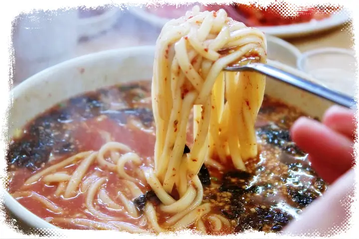 토렴 칼국수와 묵은지 대파김치에 궁극의 육즙을 품은 수중 숙성 삼겹살 경기 여주 맛집