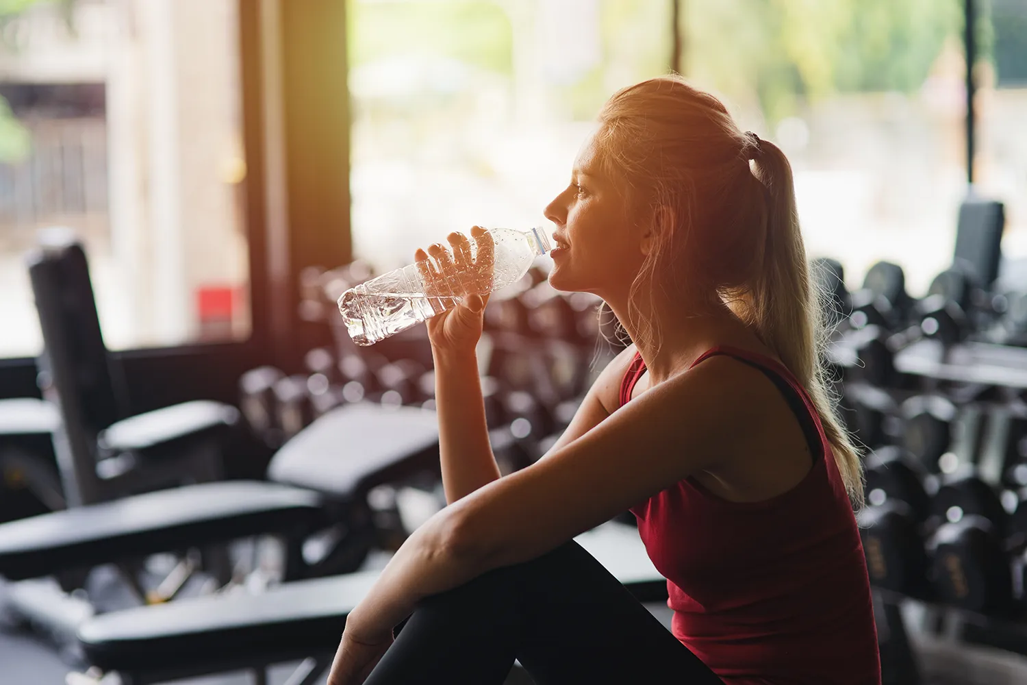 피트니스에서-운동-후-단백질-음료를-마시는-여성