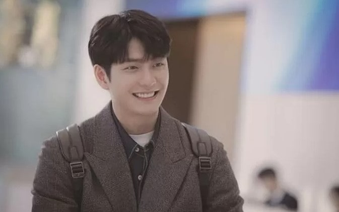 배우 강태오가 웃는 모습