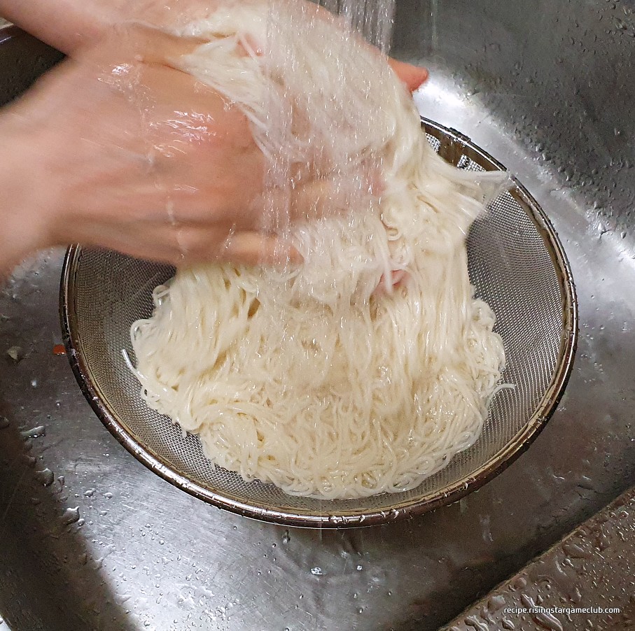 두부로 만드는 간단한 콩국수에 들어갈 삶아진 소면을 찬물에 씻어주기