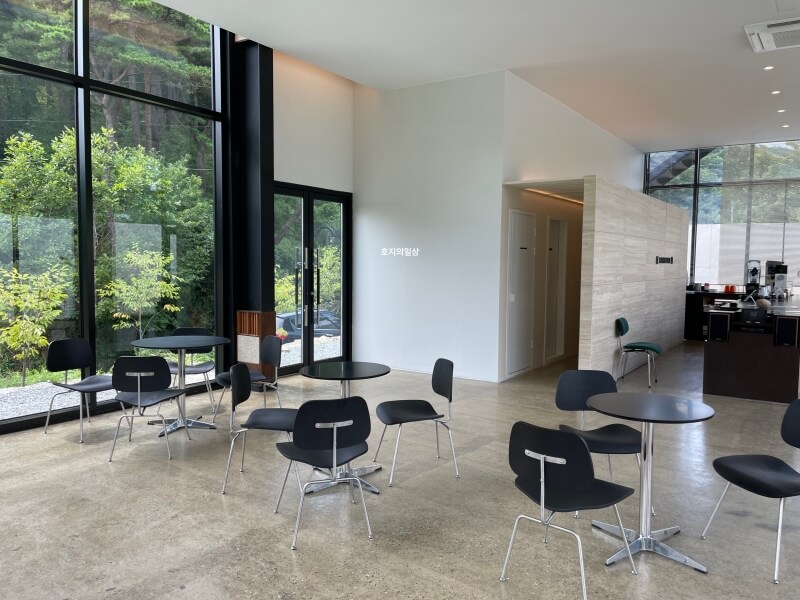 홍천 카페 써라운드 슬로우 뷰맛집 신상 카페 - 실내