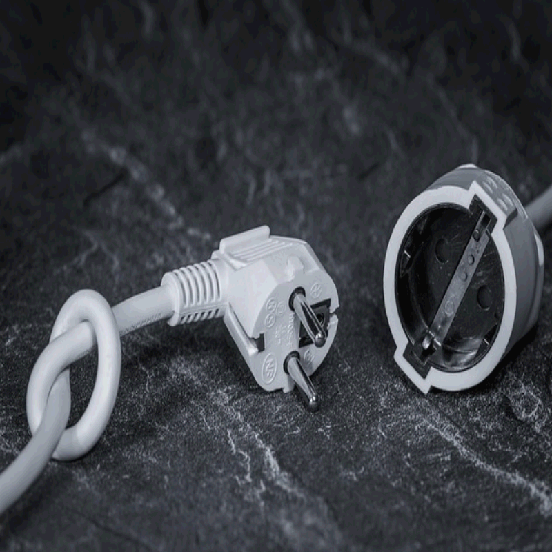 흑백 톤의 전기 플러그와 소켓, 에너지와 전기 안전을 상징하는 이미지.