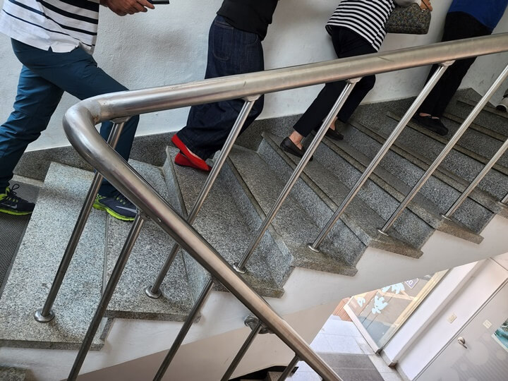 계단에 대기하고 있는 사람들