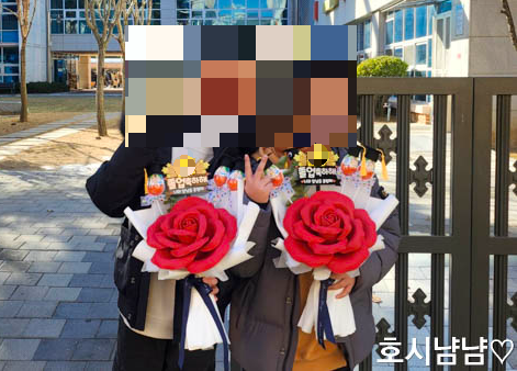 엄마표 자이언트꽃다발 들고 있는 아이들 사진