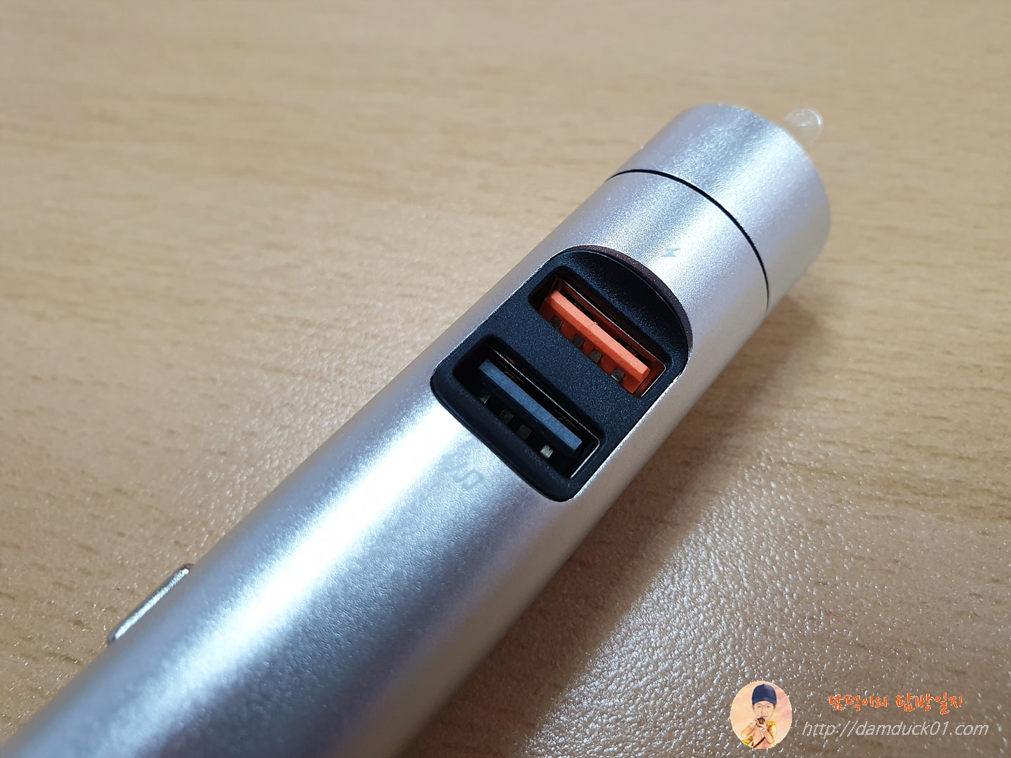 두 개의 USB A 단자