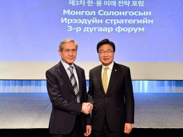 김대식 의원은 2007년 제17대 대통령직인수위원회 사회교육문화분과위원회 인수위원으로 정계에 입문했다.