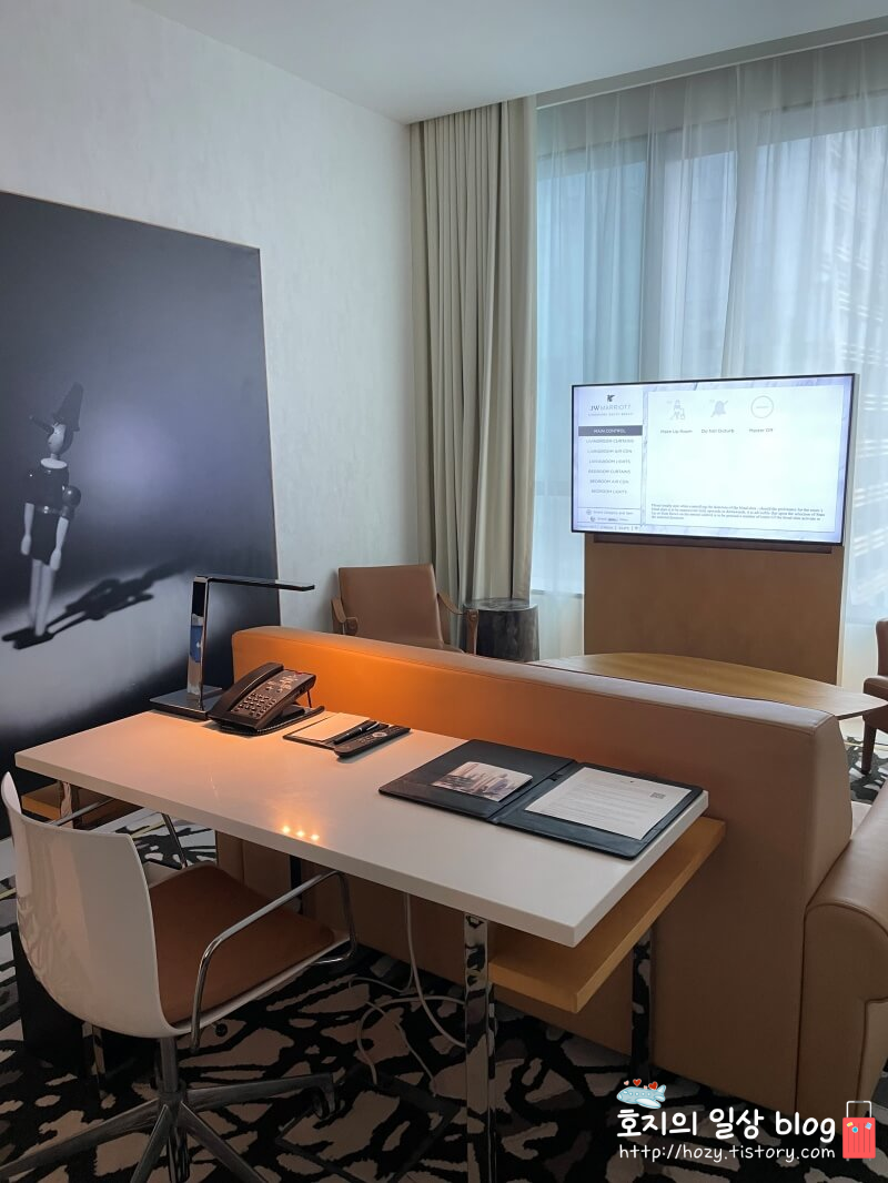 JW메리어트 싱가포르 디럭스 스위트룸 거실
