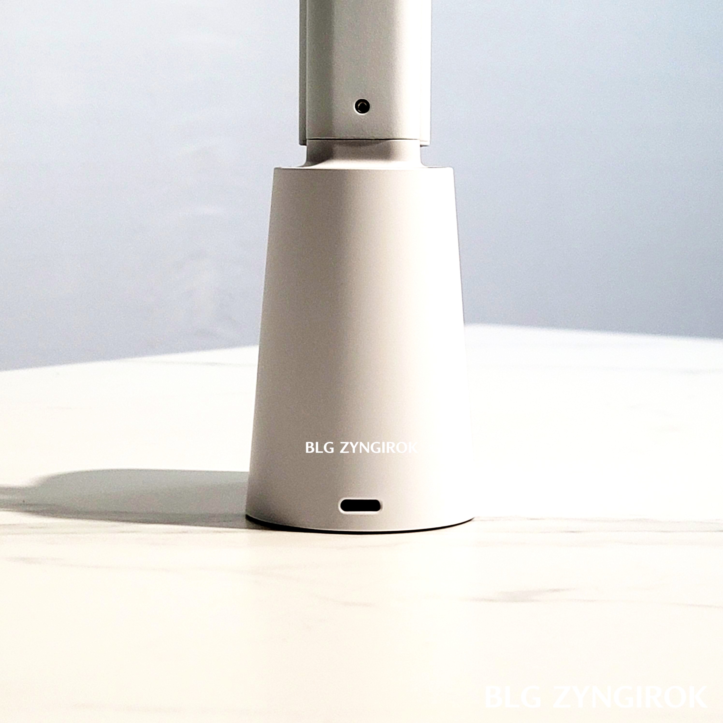 Baseus 데스크 LED 램프 받침대 후면 모습이다. USB C 충전 단자가 위치해 있다.