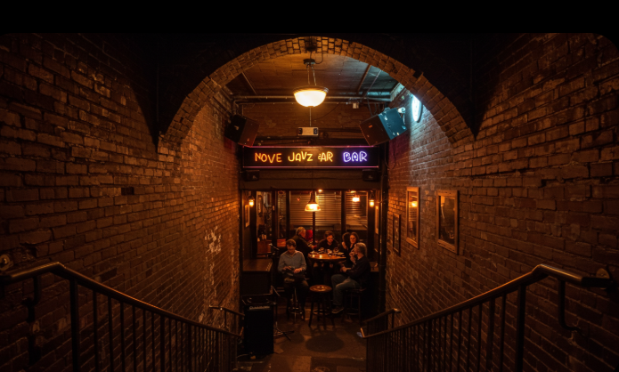 황혼이 물든 브루클린의 지하 재즈바