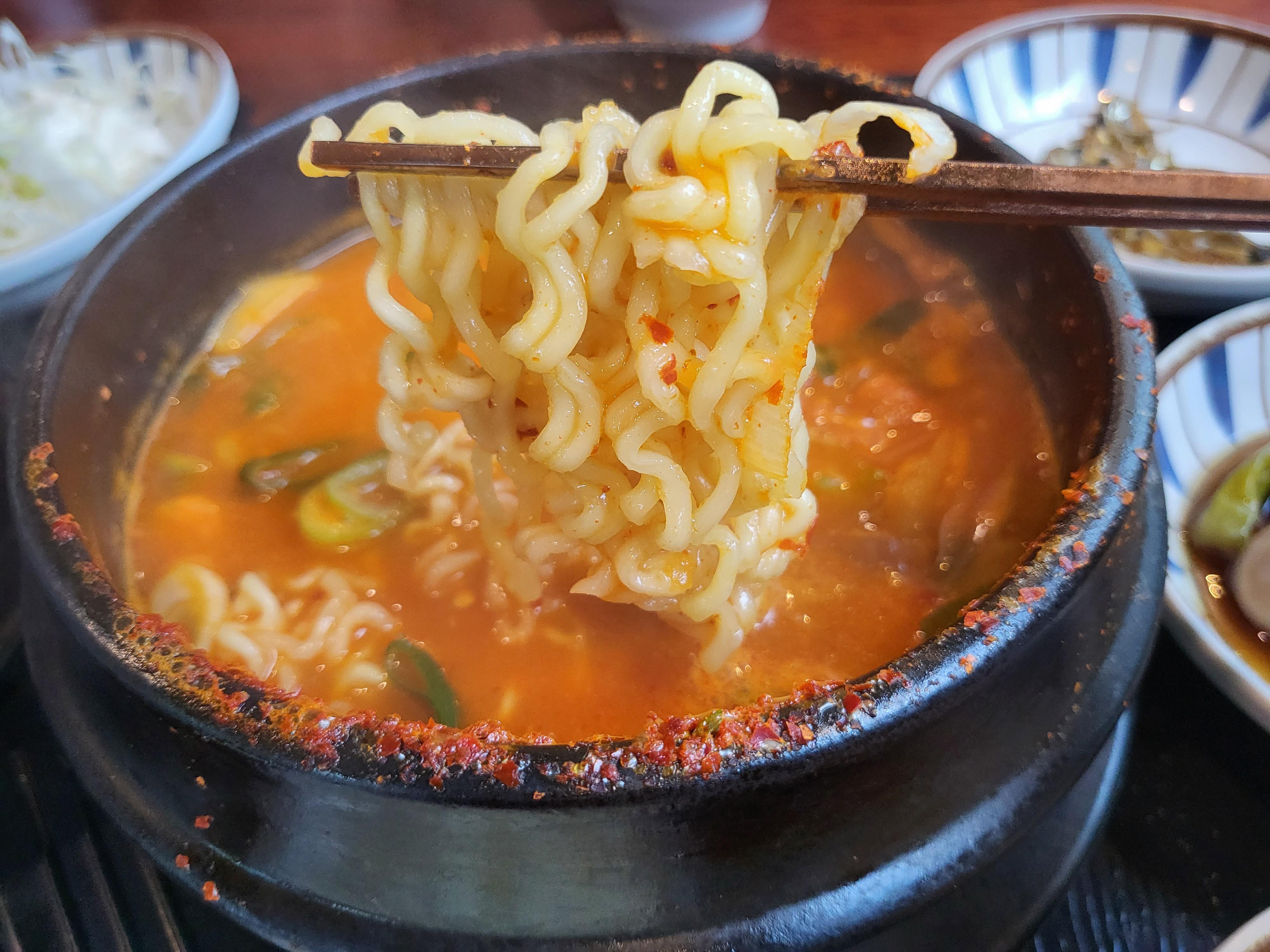 고니돈육 - 김치찌개 라면사리
