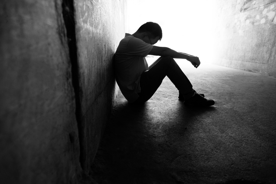 터널안에한남자가고독하게앉아있는모습