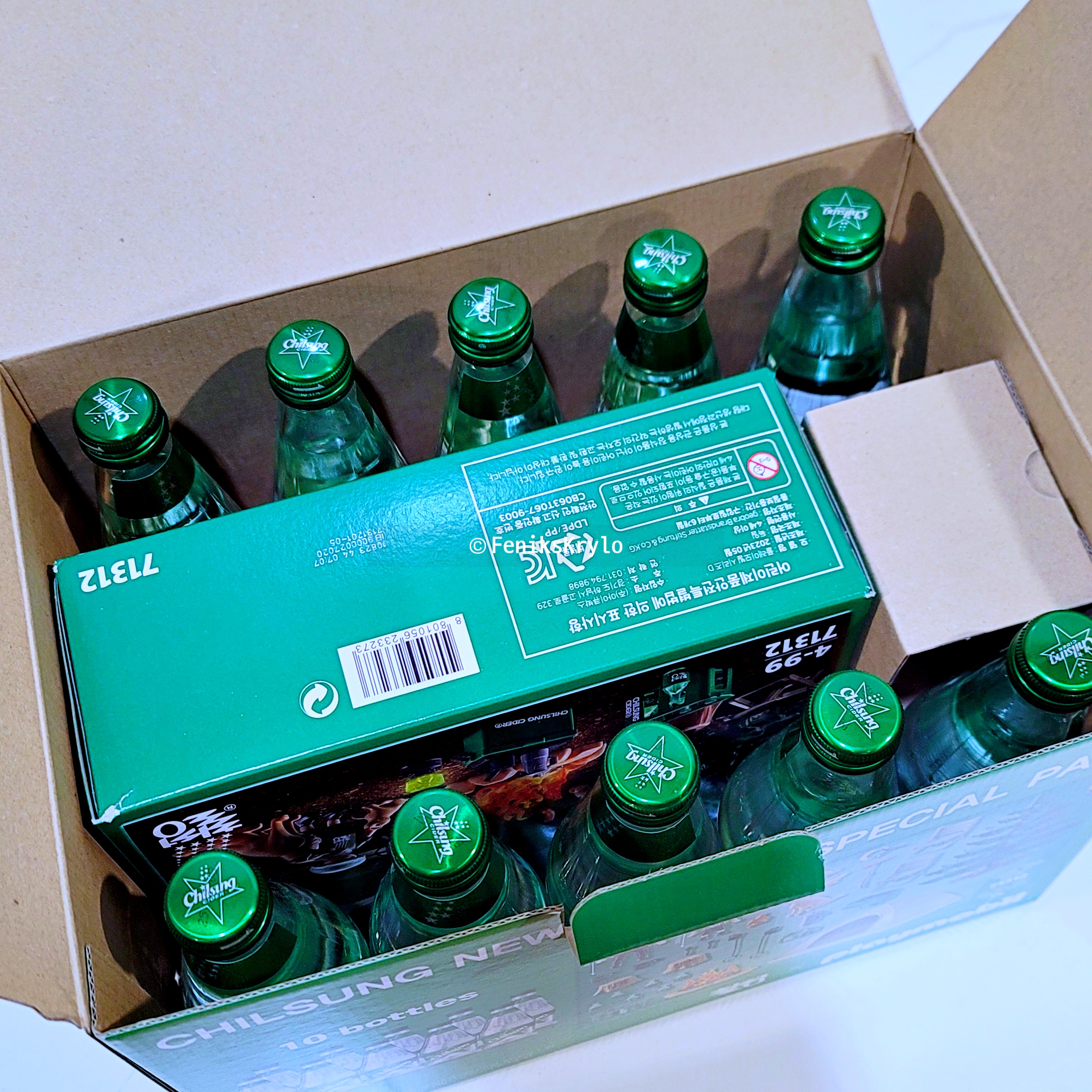 롯데 칠성사이다 X 플레이모빌 - 사이다 사이에 플레이 모빌이 놓여있는 모습이다.