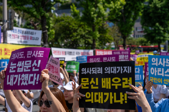 대한문신사중앙회 회원들이 9일 오후 대구시 수성구 대구지방법원 앞에서 문신 시술이 의료행위에 해당하는지 판단하기 위한 국민참여재판을 앞두고 '무죄 촉구' 집회를 열고 있다. 2024.05.09. [사진=뉴시스]