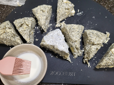 스콘 만들기 10단계: 우유나 생크림 바르고 설탕 뿌려주기 opt.