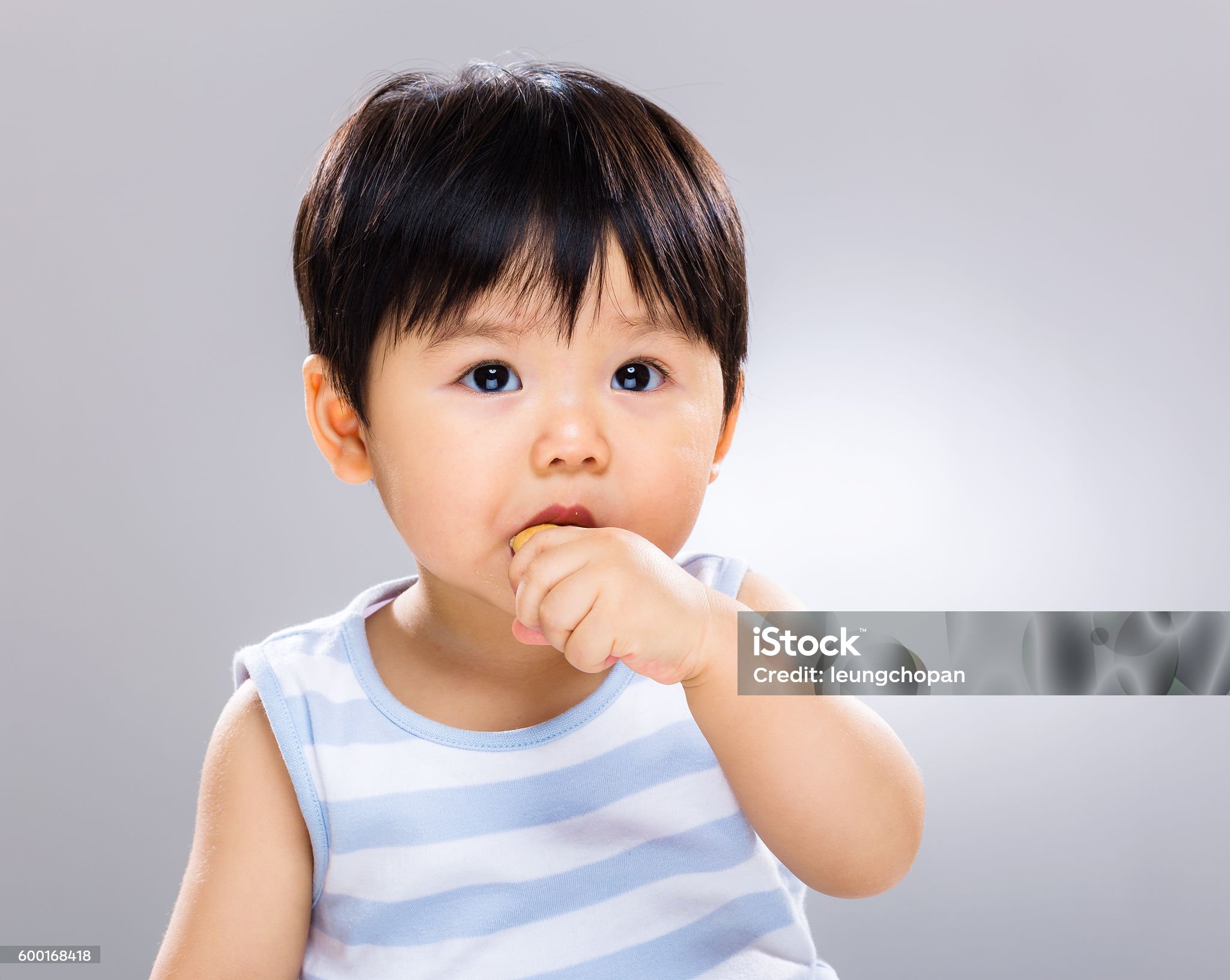 손 빨기 괜찮을까, 주먹고기를 진지하게 먹는 3~4개월