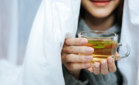 약차를 마시는 모습