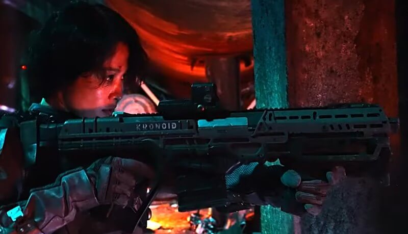 총을 겨누고 있는 정이