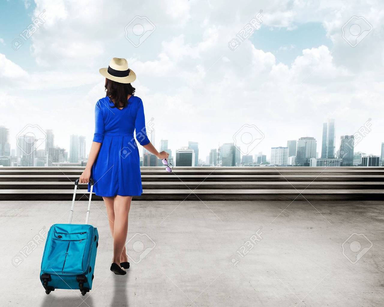 공항버스를 타고 있는 이미지