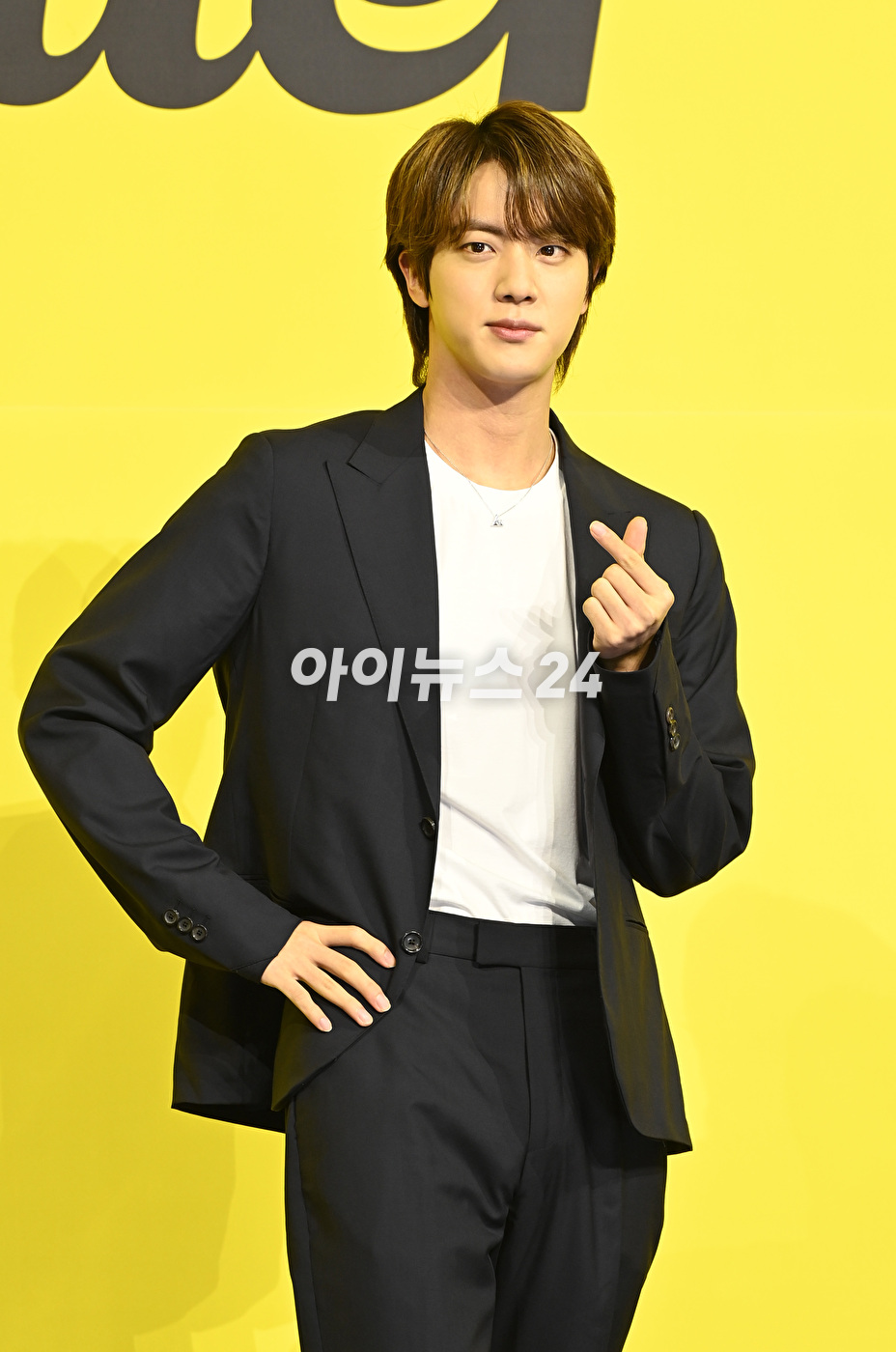 방탄소년단(BTS) 새 디지털 싱글 'Butter' 발매 기념 글로벌 기자간담회가 21일 오후 서울 송파구 방이동 올림픽공원 올림픽홀에서 열렸다. 방탄소년단 진이 포토타임을 갖고 있다.