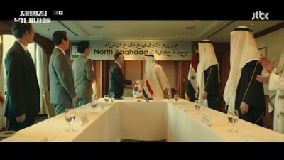 진양철이 해외에서 계약을 체결하고 있는 사진입니다.