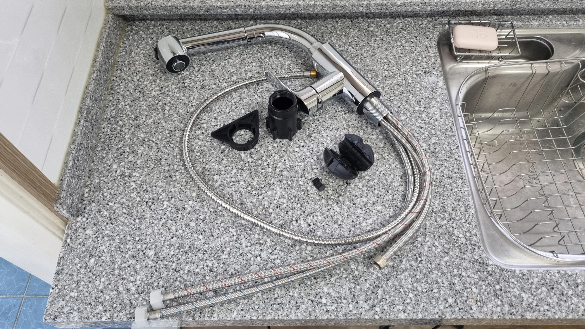 새로 설치할 새 싱크대 수도꼭지