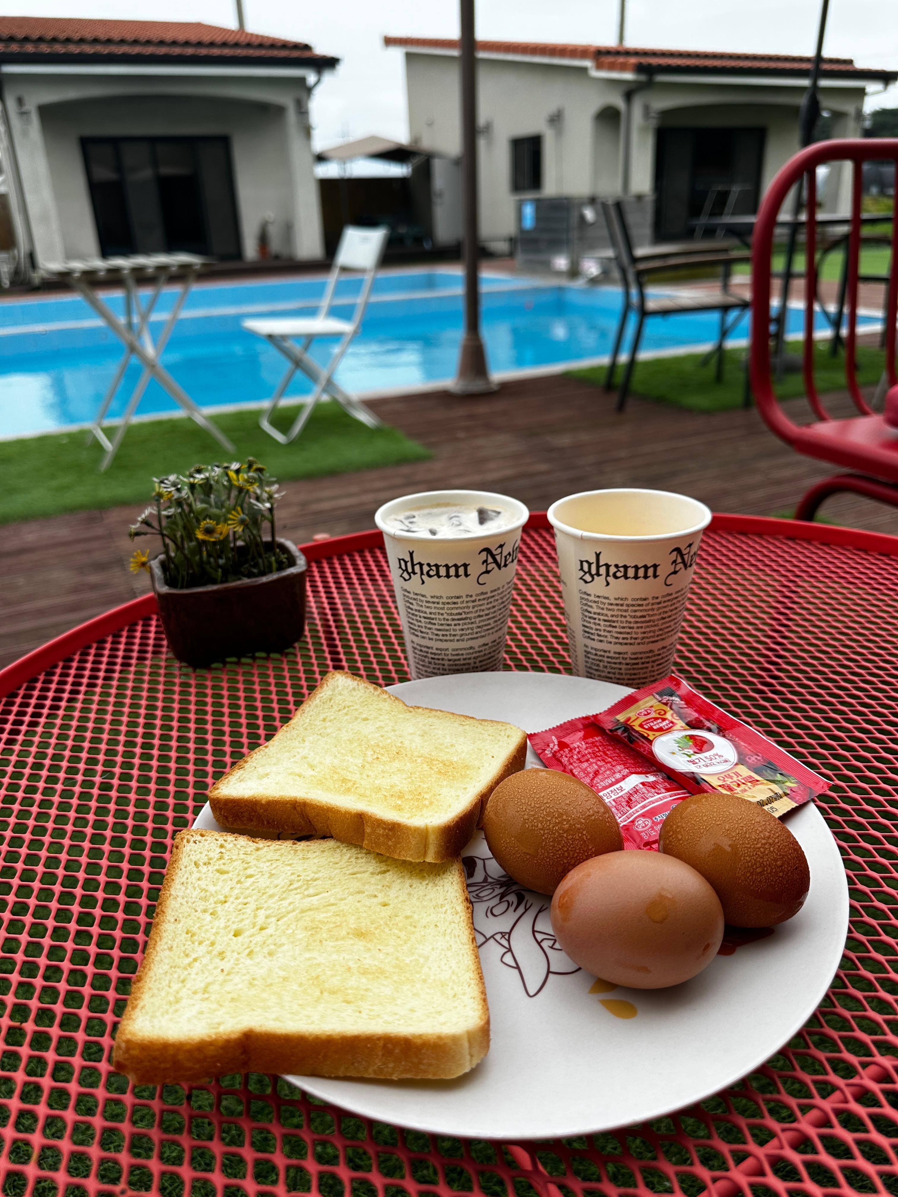 마당에 앉아 조식을 즐기고있는 사진 이런게 행복이지