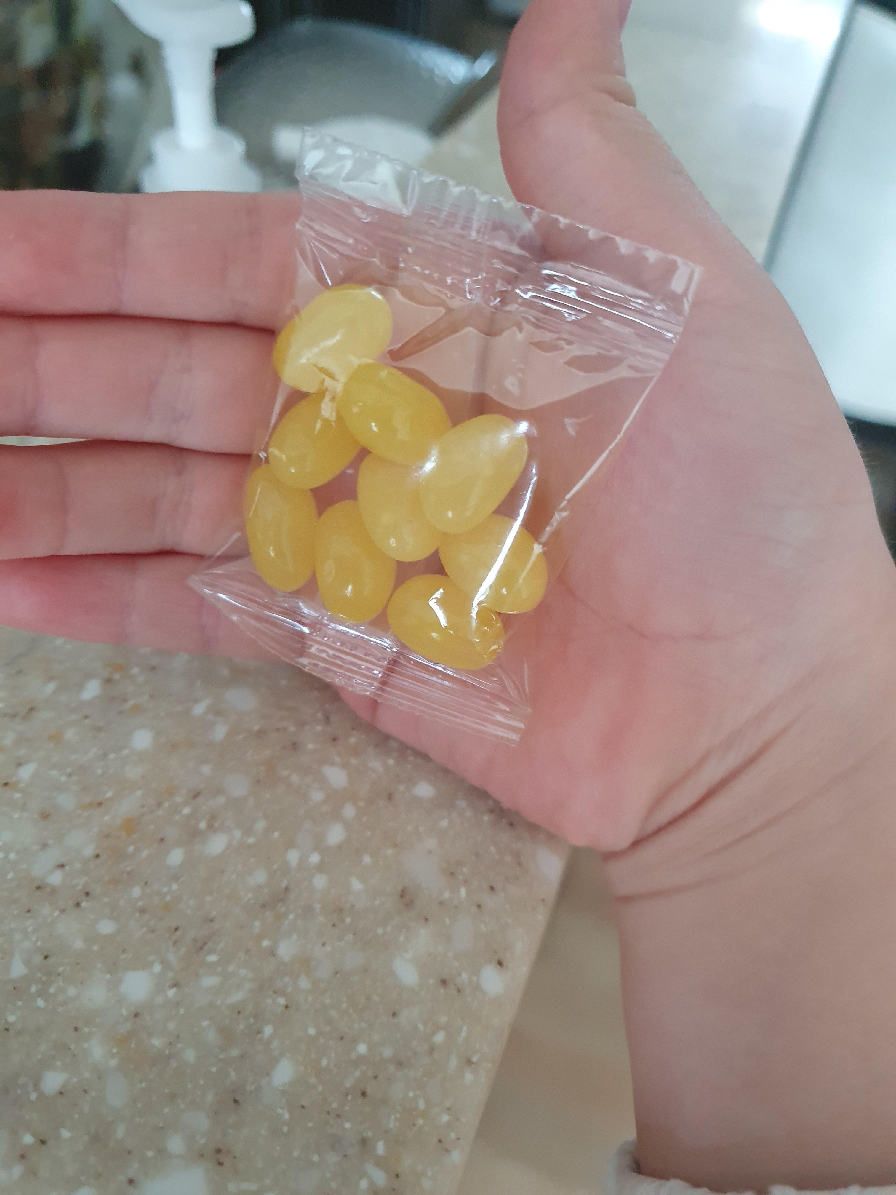 포켓몬 컬렉션 키링 달콤젤리빈 이렇게 젤리 사탕이 조그맣게 들어가 잇음. 이건 레몬맛