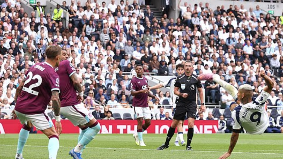 멋진 시저스 킥으로 두 번째 골을 터뜨리는 히샬리송