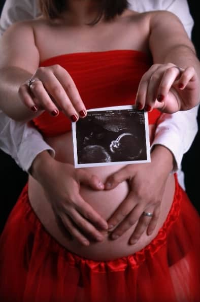 초음파 사진을 들고있는 임산부 사진