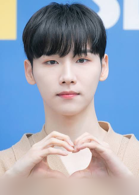 AB6IX 전웅 대표 이미지