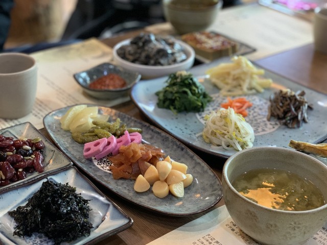 나물중심의 상차림이 맛나보인다