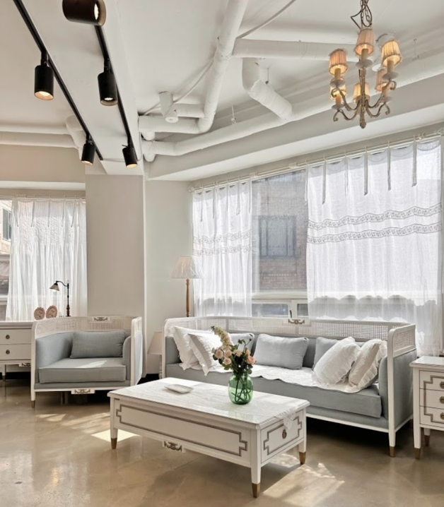 보정동 카페거리 근처에 위치한 고급진 프렌치풍 수입가구 미랄데코 매장내부사진입니다.