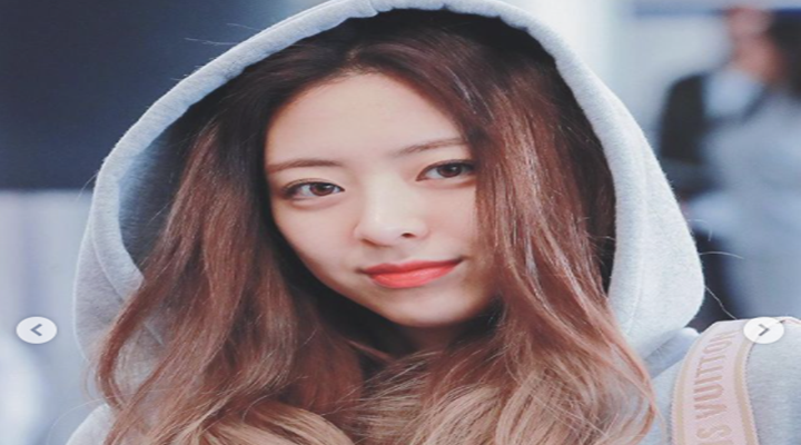 후드티를-입고-밝게-웃는-여자