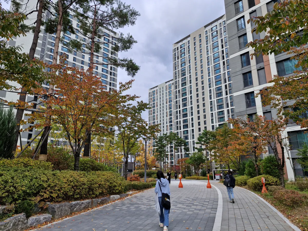 아파트-길-사이로-걸어가는-아이들