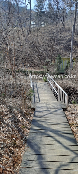 나무다리가 있군요.