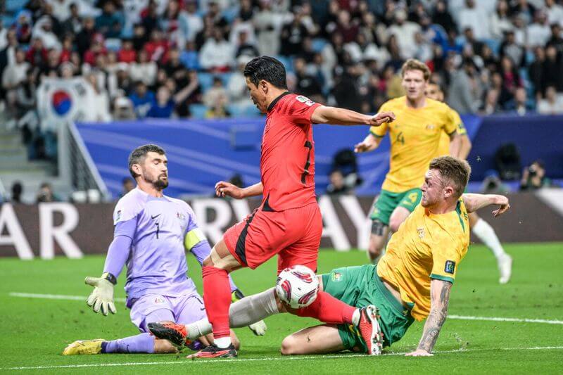 슈팅하는 황희찬 선수