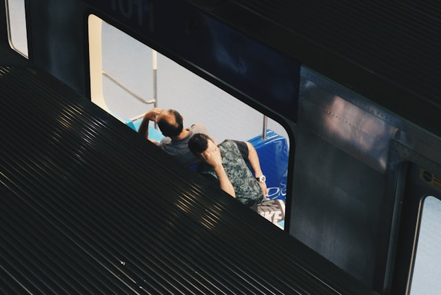 한병철의 피로사회 철학을 통해 현대인의 번아웃과 자기 착취 문제를 분석하는 인문학 포스팅 이미지