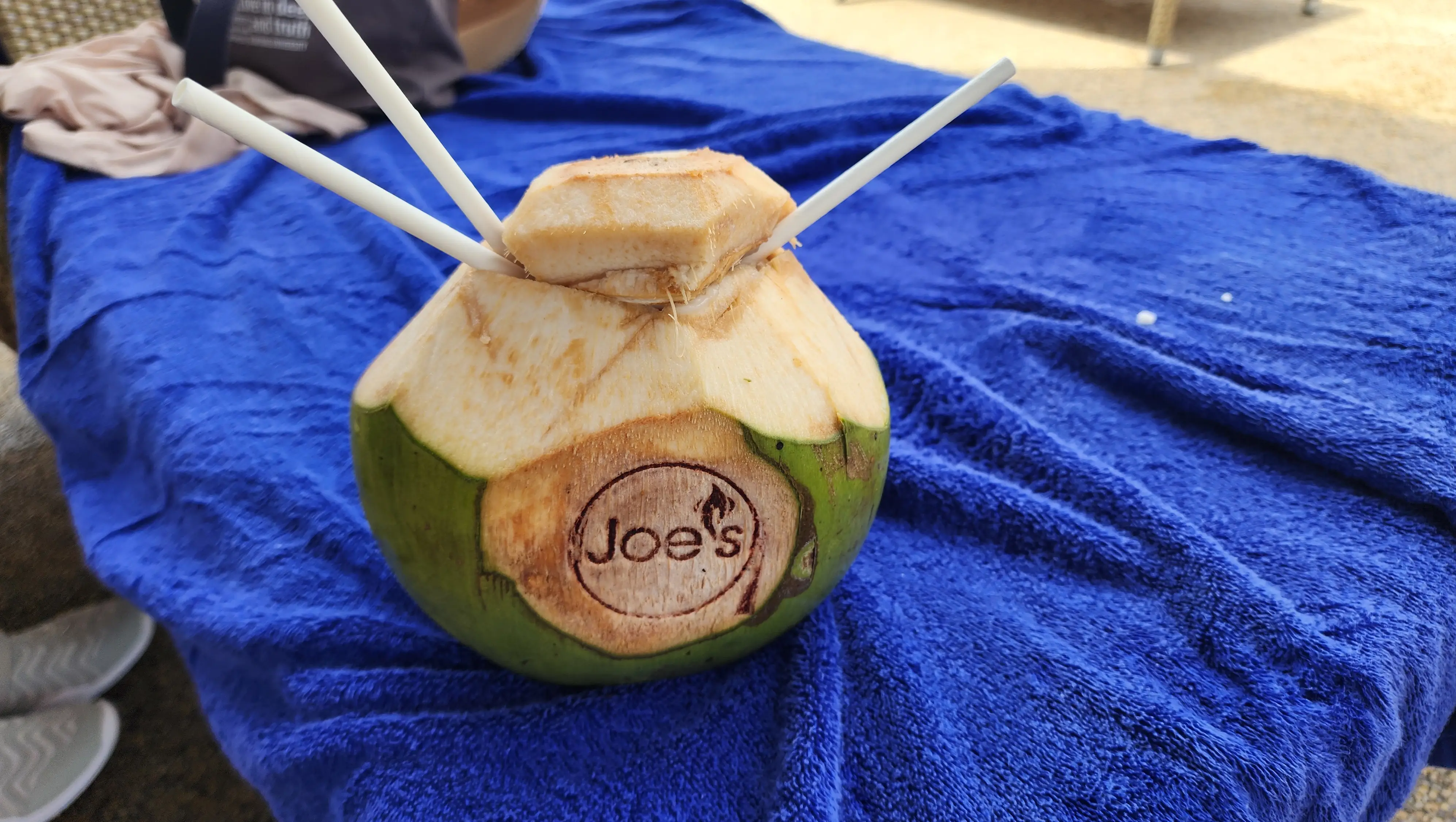 코코넛에-빨대-꽂혀-있는-모습